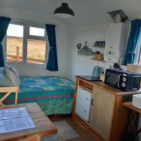 Hillside Camping Pods And Shepherd'S Hut Wick  Exterior photo