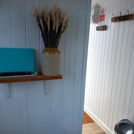 Hillside Camping Pods And Shepherd'S Hut Wick  Exterior photo