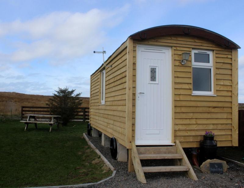 Hillside Camping Pods And Shepherd'S Hut Wick  Exterior photo