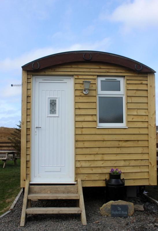 Hillside Camping Pods And Shepherd'S Hut Wick  Exterior photo