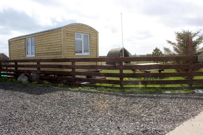 Hillside Camping Pods And Shepherd'S Hut Wick  Exterior photo