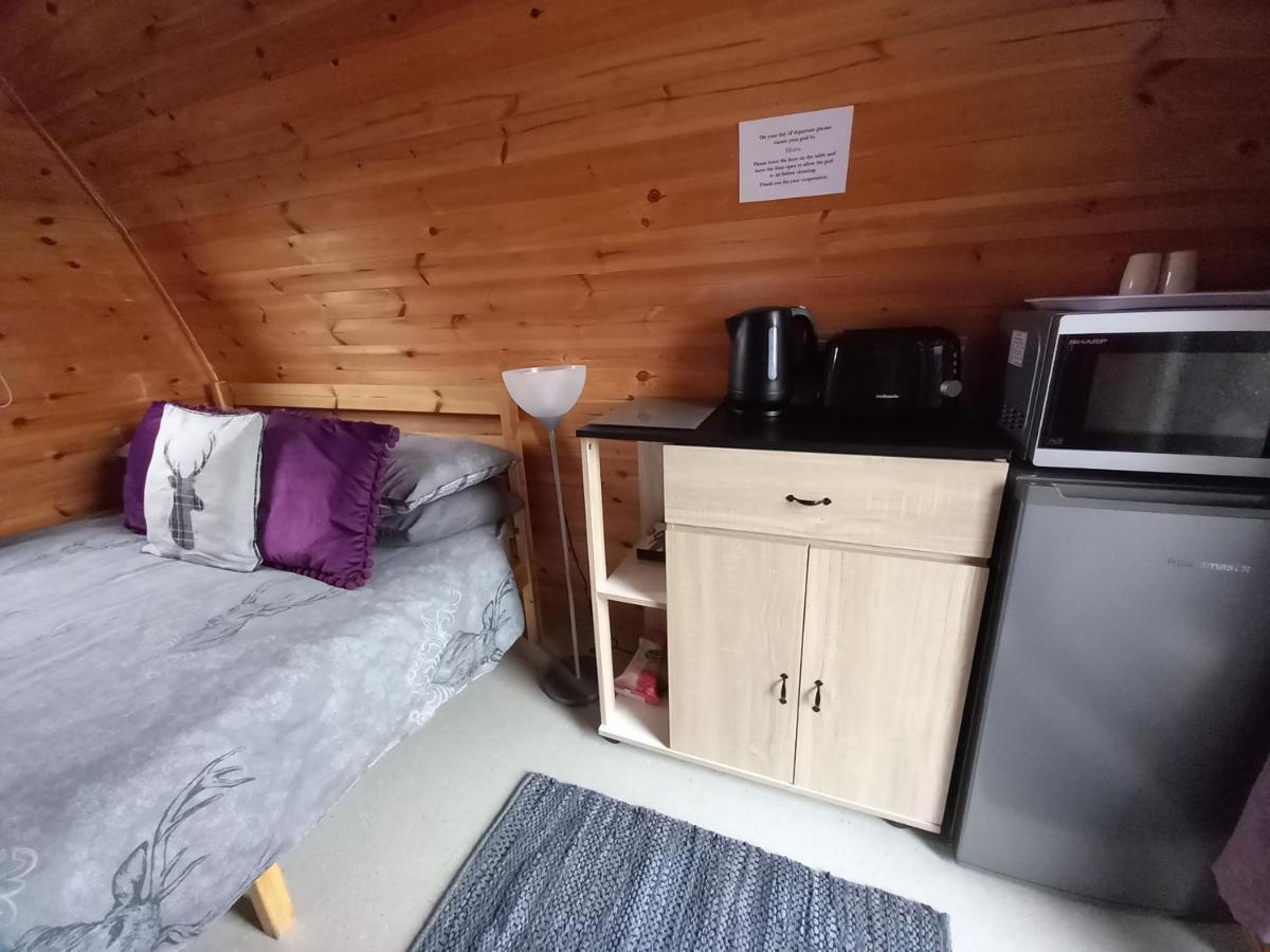 Hillside Camping Pods And Shepherd'S Hut Wick  Room photo