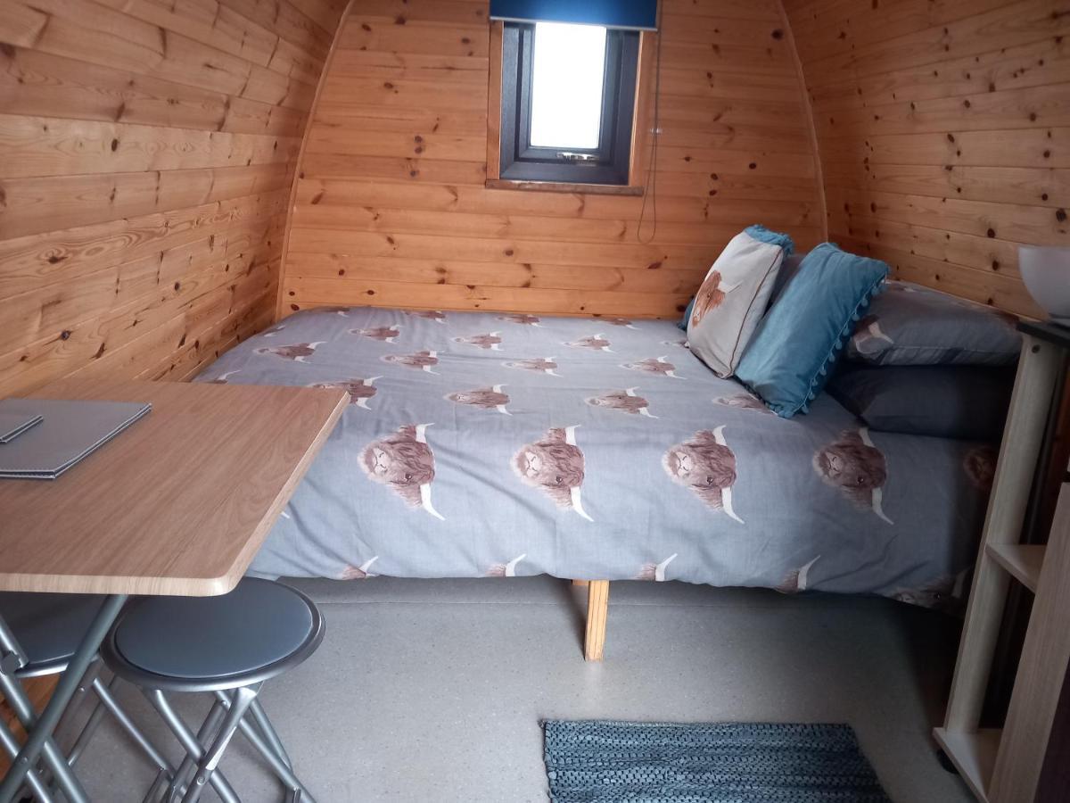 Hillside Camping Pods And Shepherd'S Hut Wick  Room photo